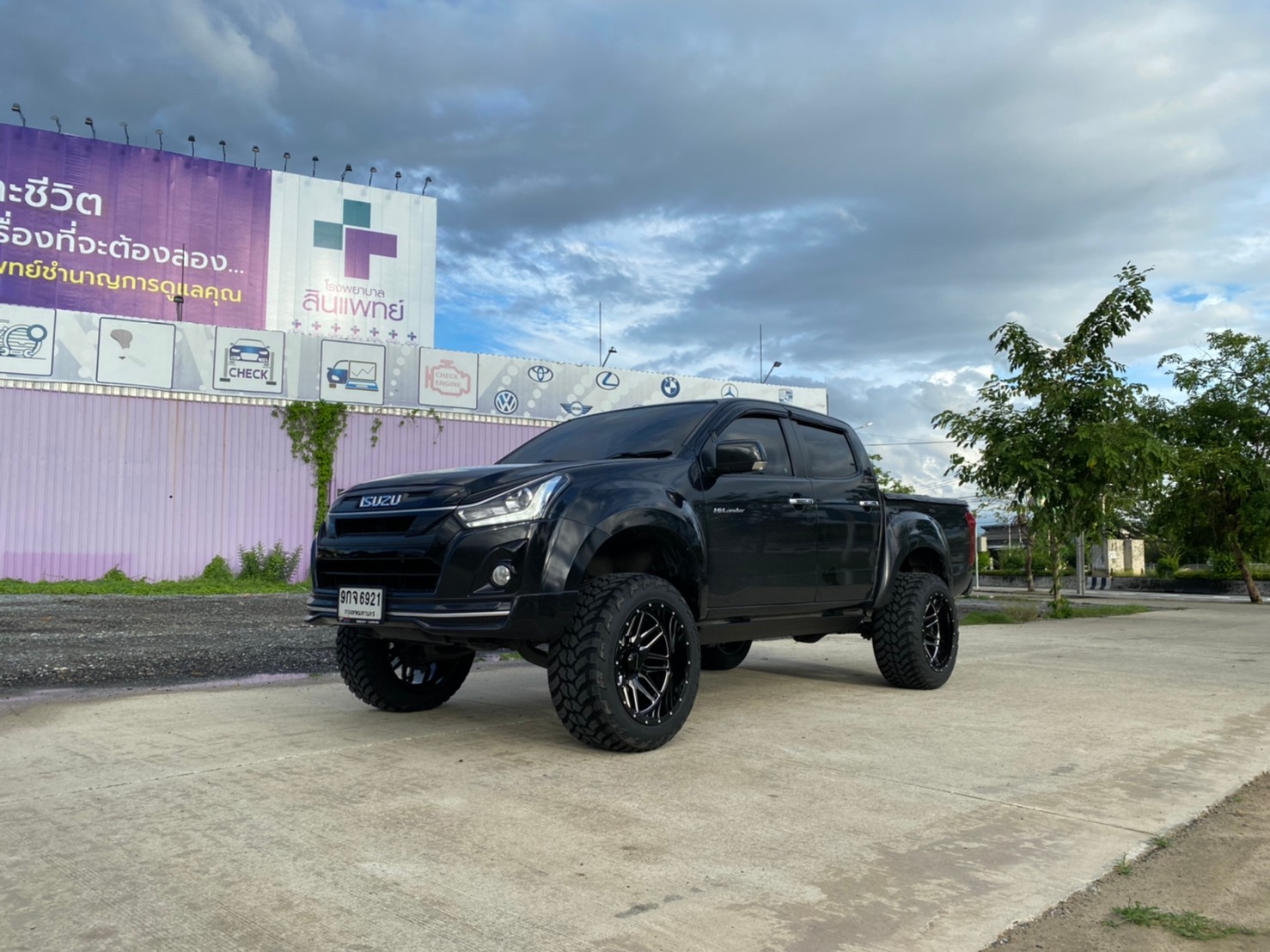 D-MAX จัดทรงเมกา ที่ STEP9 หล่อทุกลำ