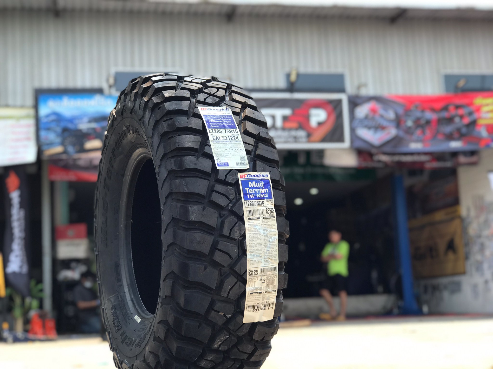 BF GOODRICH KM3 285/75-16