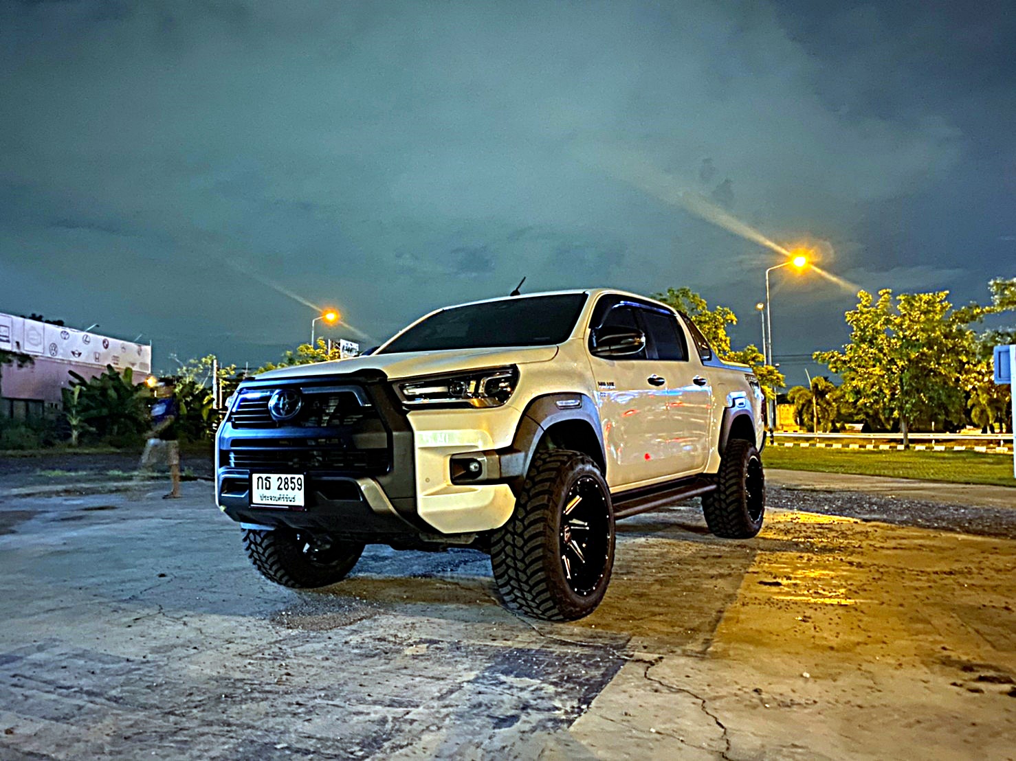 TOYOTA REVO ทรงเมกา