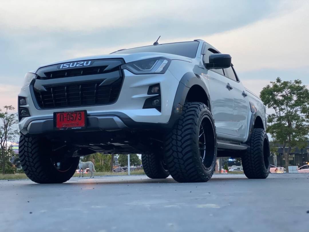 D-MAX มาไกลจากอุบลราชธานี จัดทรงเมกาที่ STEP9