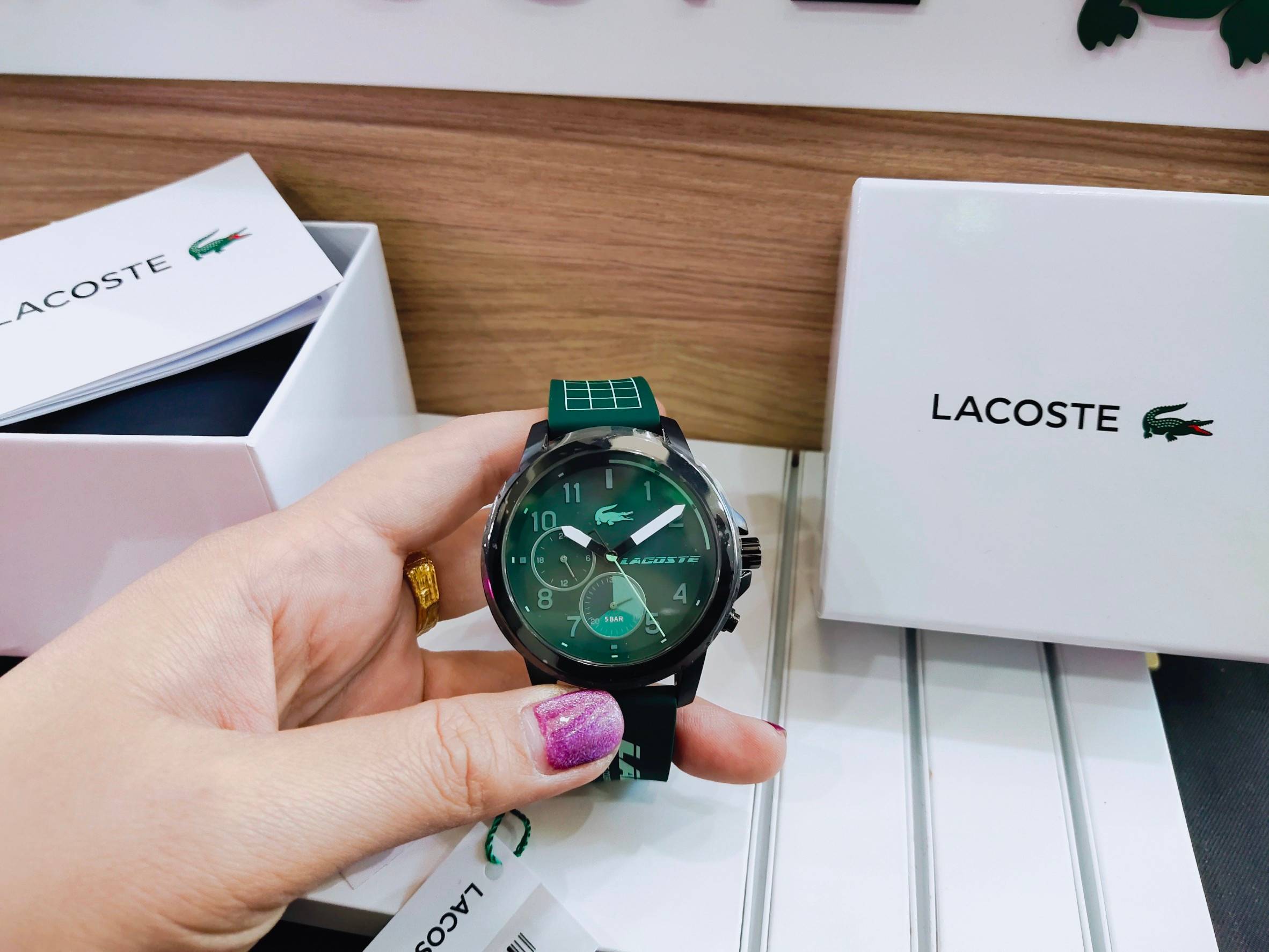 นาฬิกาชาย เรือนเขียวทรงเสน่ห์