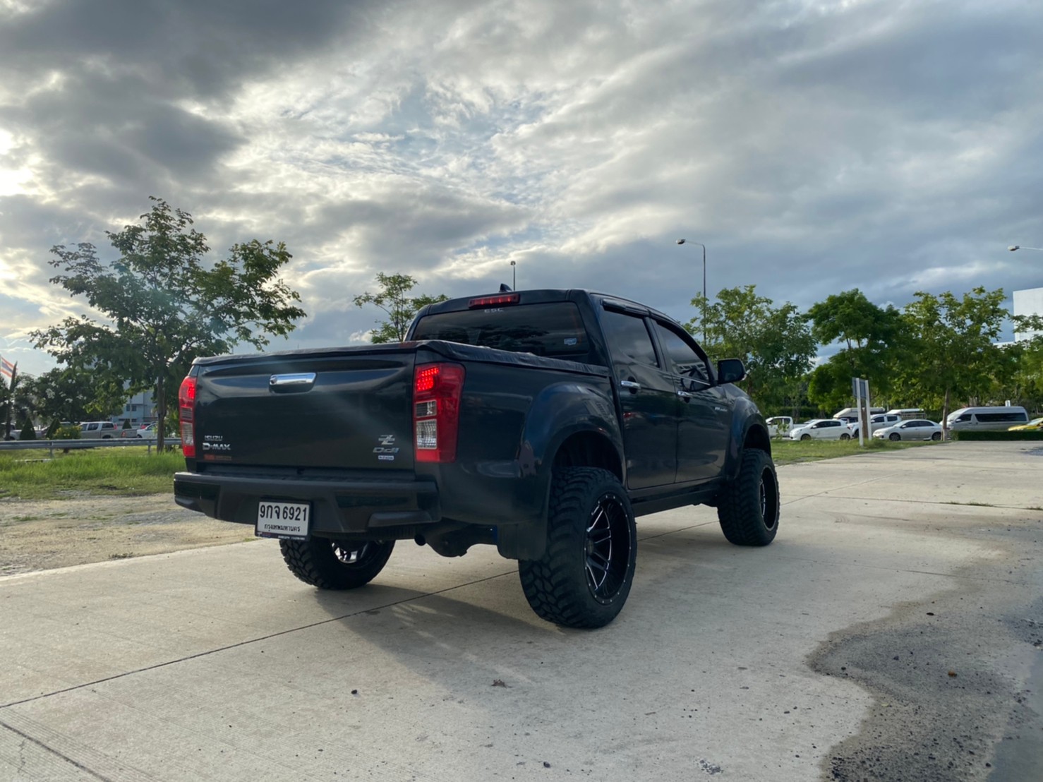 D-MAX จัดทรงเมกา ที่ STEP9 หล่อทุกลำ