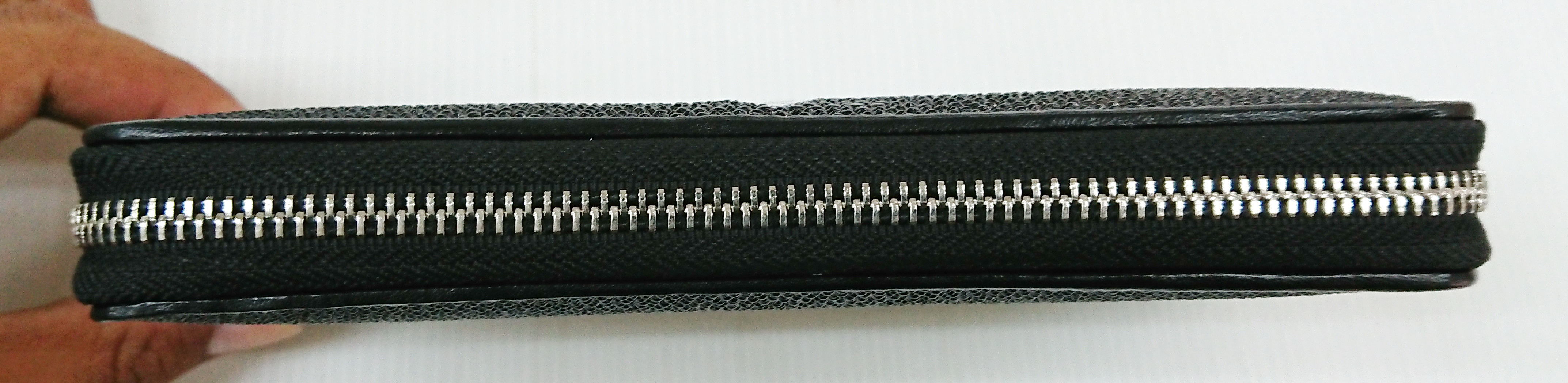 กระเป๋าสตางค์หนังปลากระเบนแท้ สีดำ ซิปรอบเดี่ยว