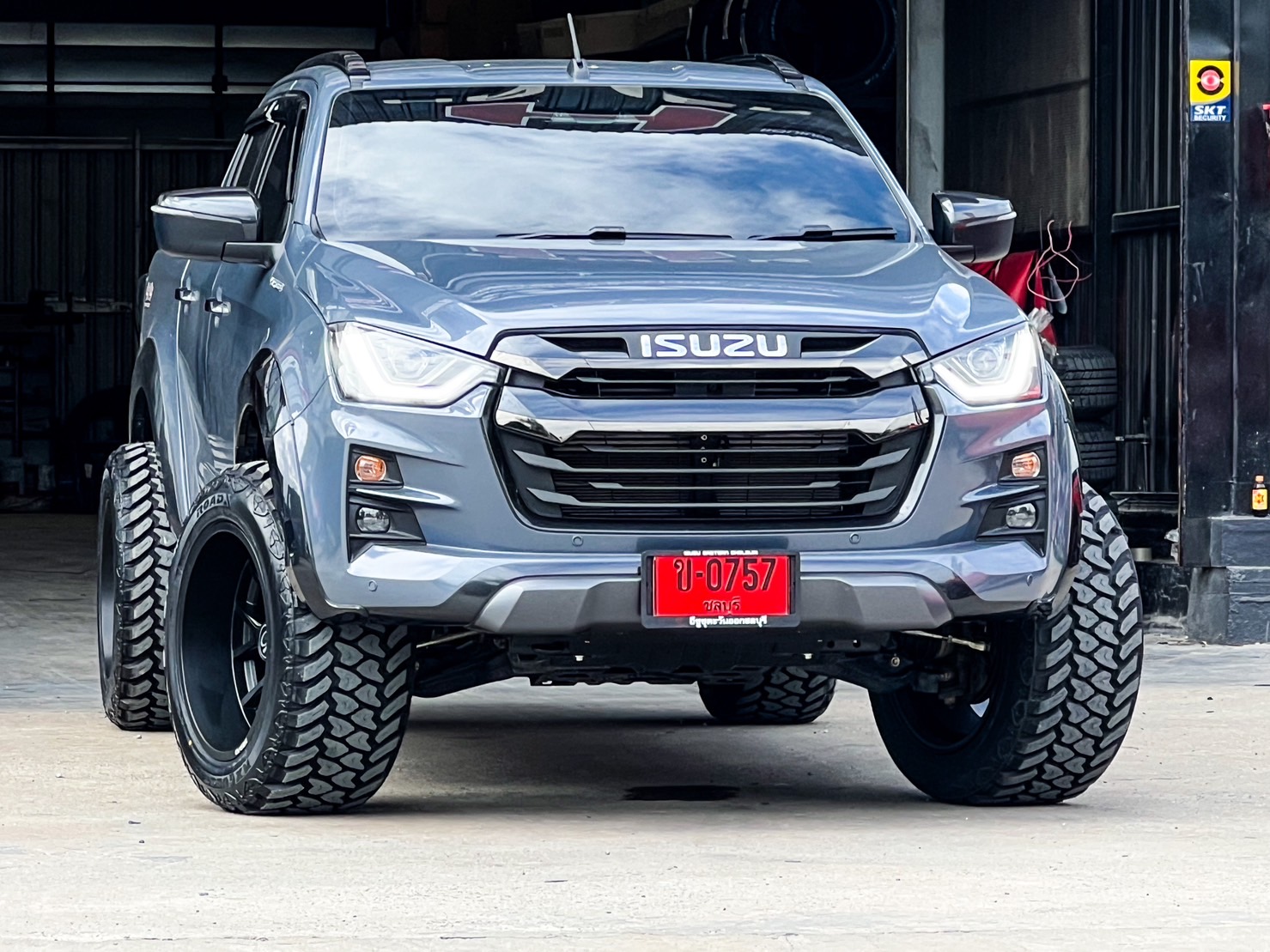 D-MAX แต่งรถทรงเมกาที่ STEP9