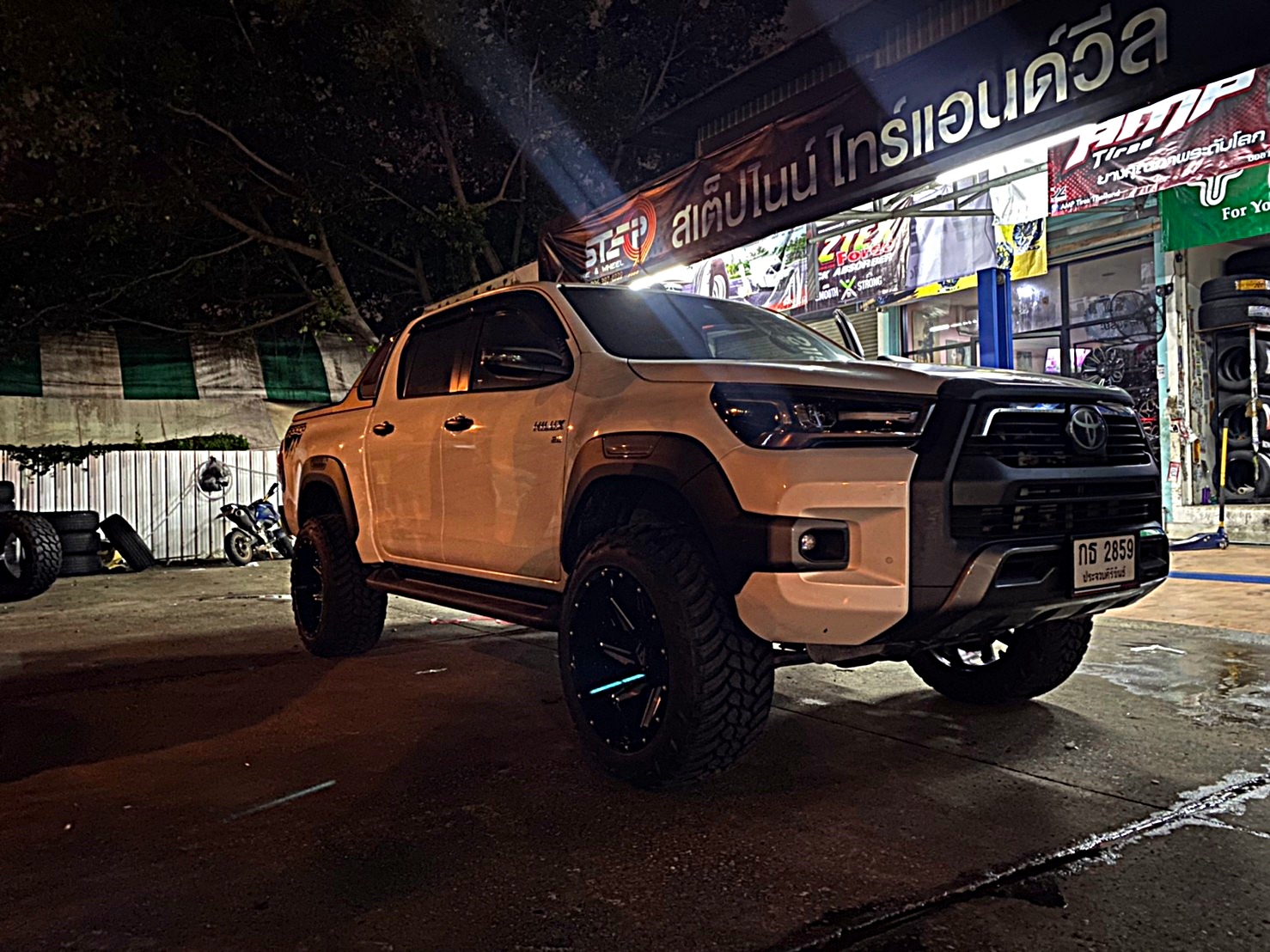 TOYOTA REVO ทรงเมกา