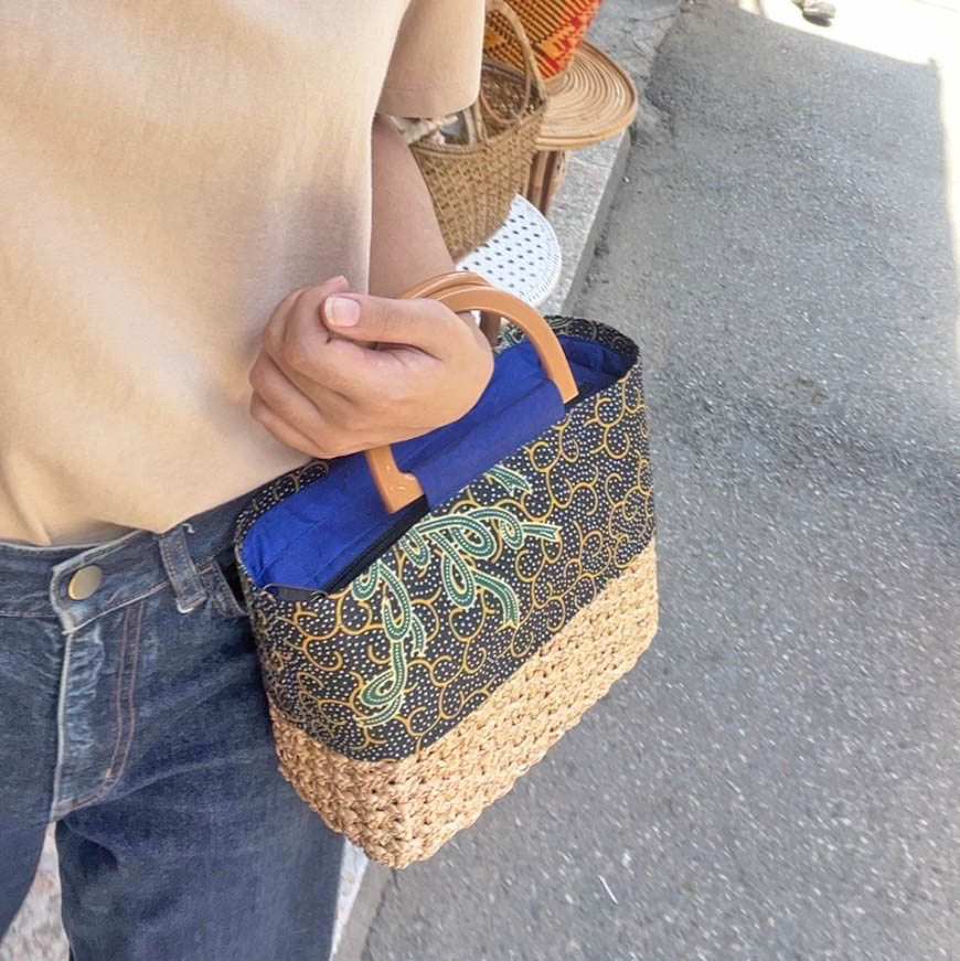 กระเป๋าผักตบชวาสาน หูหิ้วพลาสติก คล้องแขน แต่งผ้า ถือออกงาน แบบซิป ❄