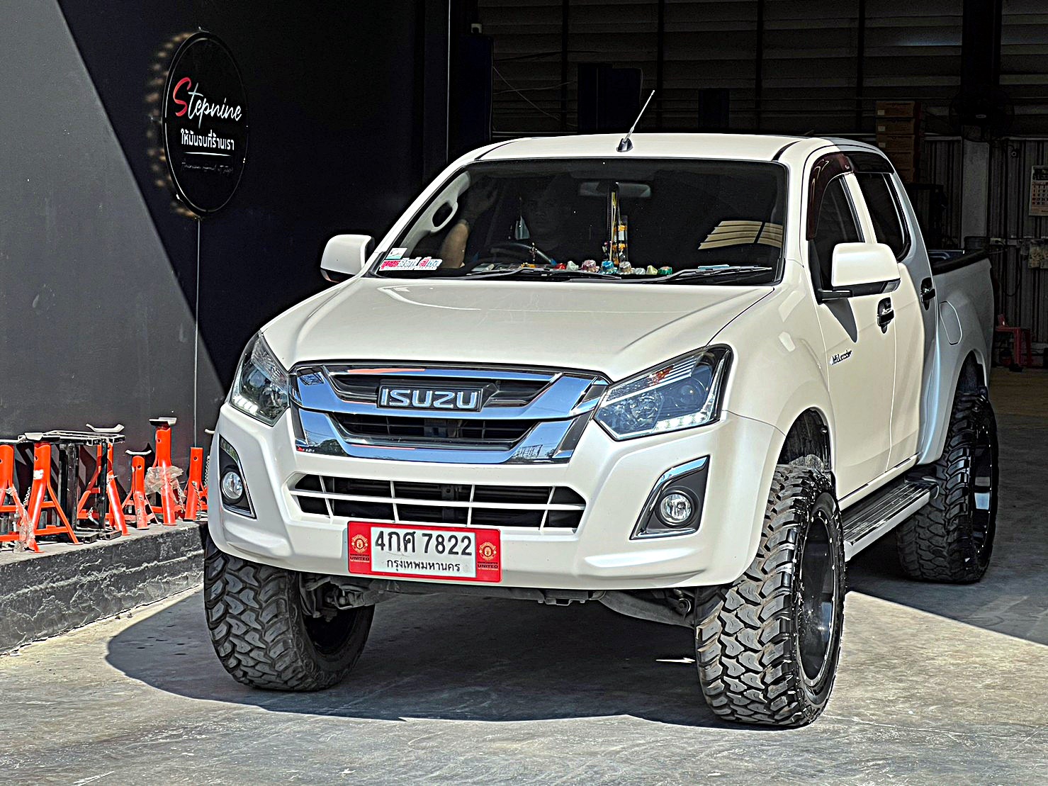 D-MAX แต่งทรงเมกาที่ STEP9