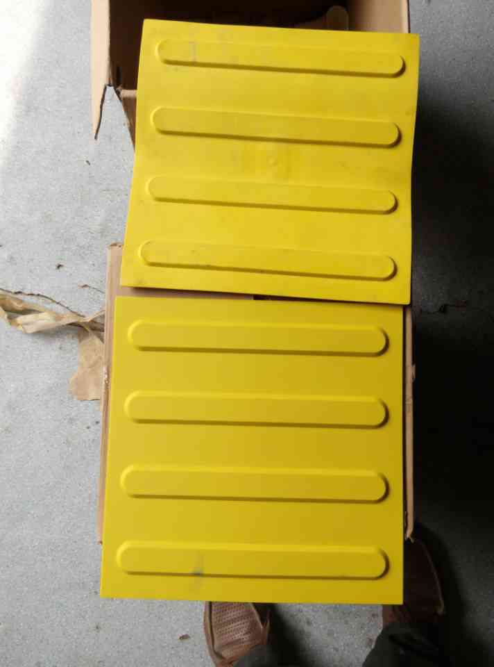 กระเบื้องยาง นำทางคนตาบอด ลายยาว สีเหลือง 1000แผ่น/ราคาต่อแผ่น100บาท (กรุณาดูราคาต่อจำนวนการสั่งน๊ะค่ะ)(กรุณารอร้านยืนยันการสั่งทางเมล์)