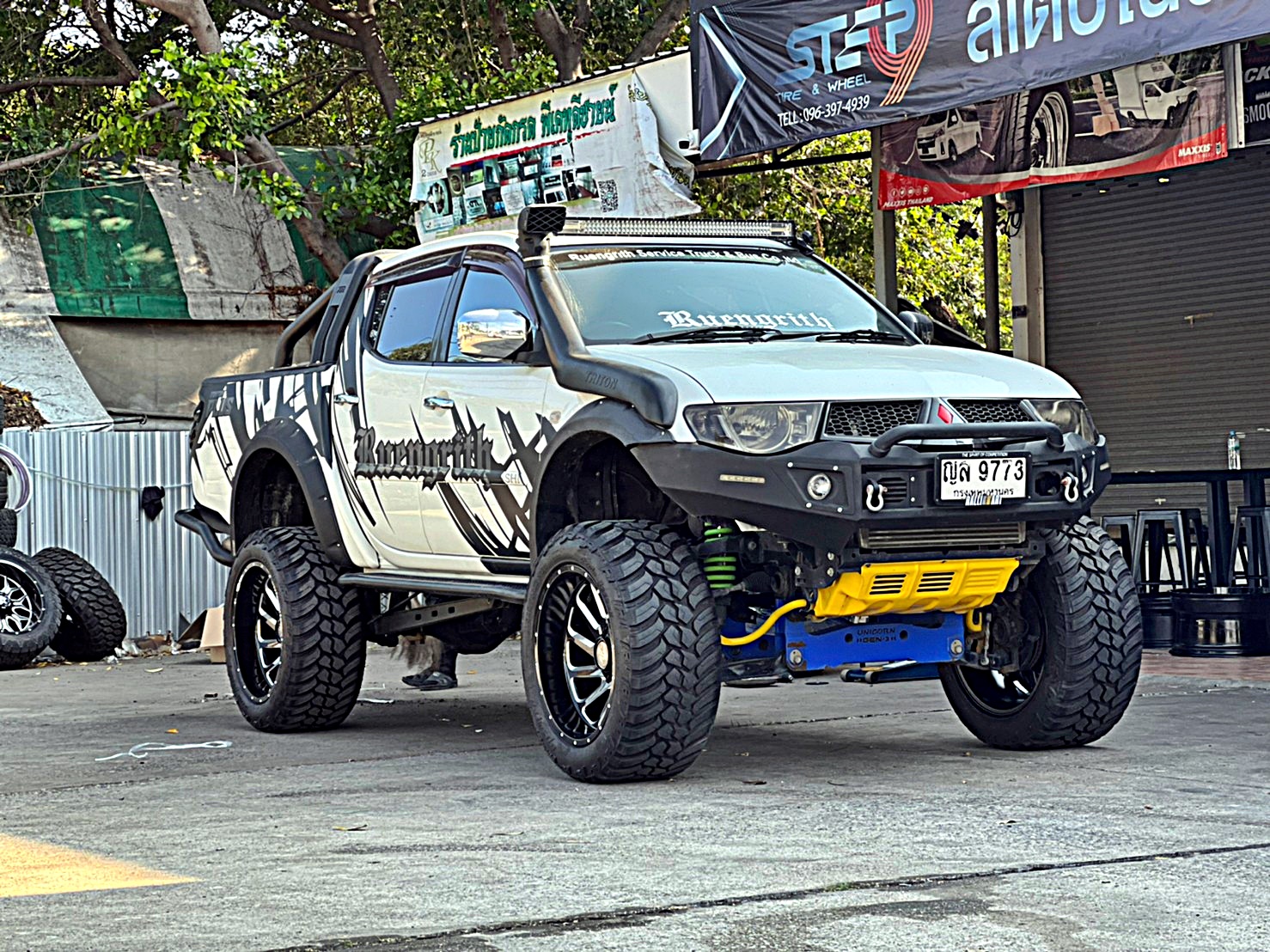 TRITON ทรงเมกา ที่ STEP9