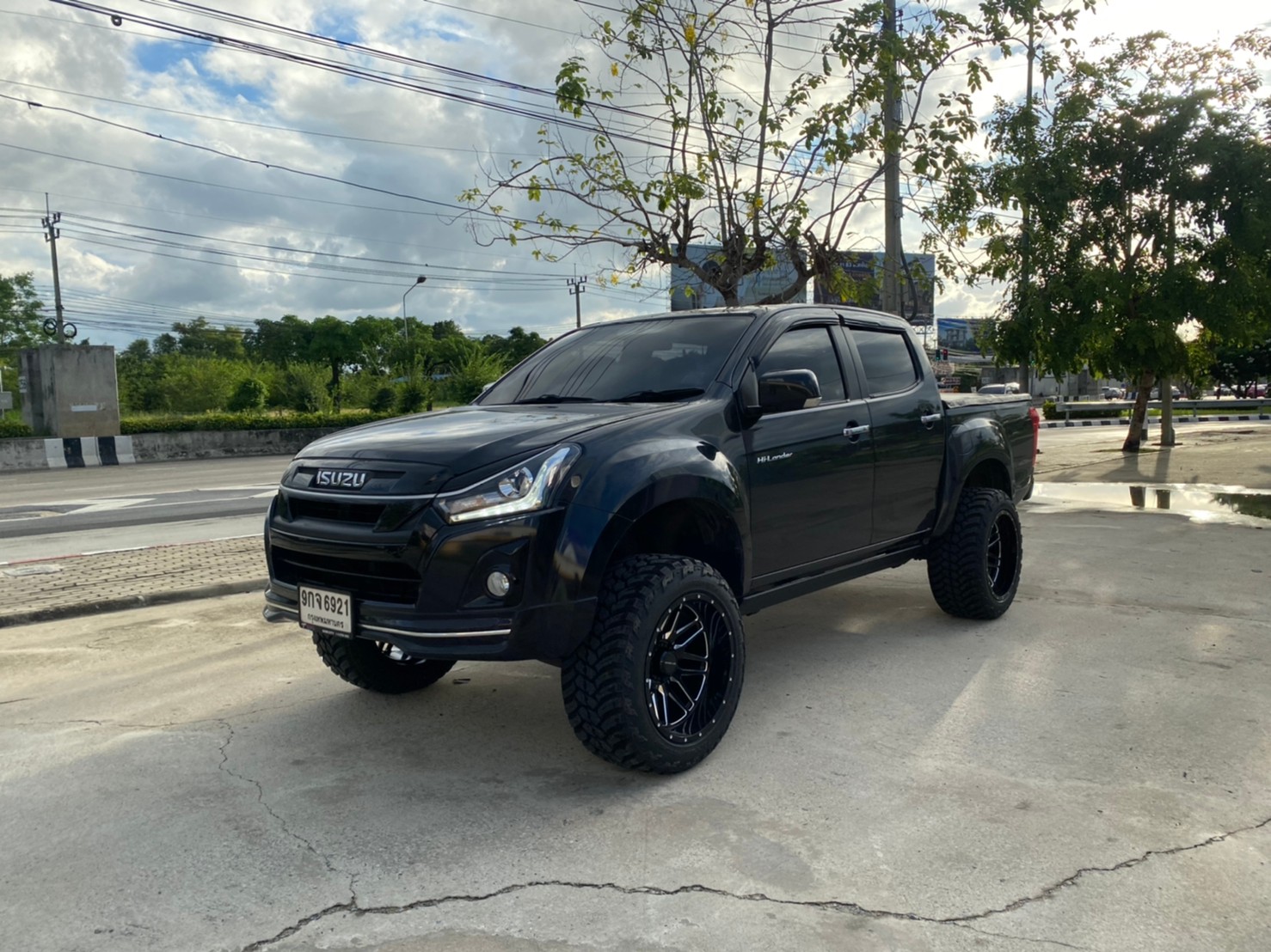 D-MAX จัดทรงเมกา ที่ STEP9 หล่อทุกลำ