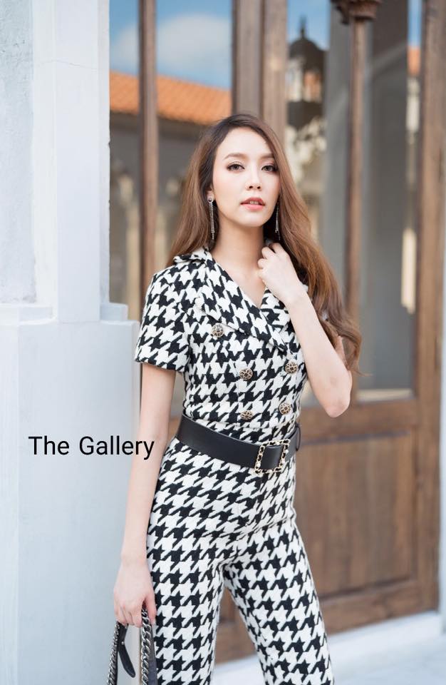 จั้มสูทChanelสไตล์ must-haveที่สาวๆต้องมีเลยค่ะ!! เนื้อผ้าทวีตสไตล์ชาแนลสุดหรูหราลายชิโนริ เนื้อผ้าหนาอย่างดี สาวๆจะแมตซ์ชุดไปทำงาน /ไปเที่ยวต่างประเทศสวยๆ ครีเอตลุคโก้หรูทันสมัย