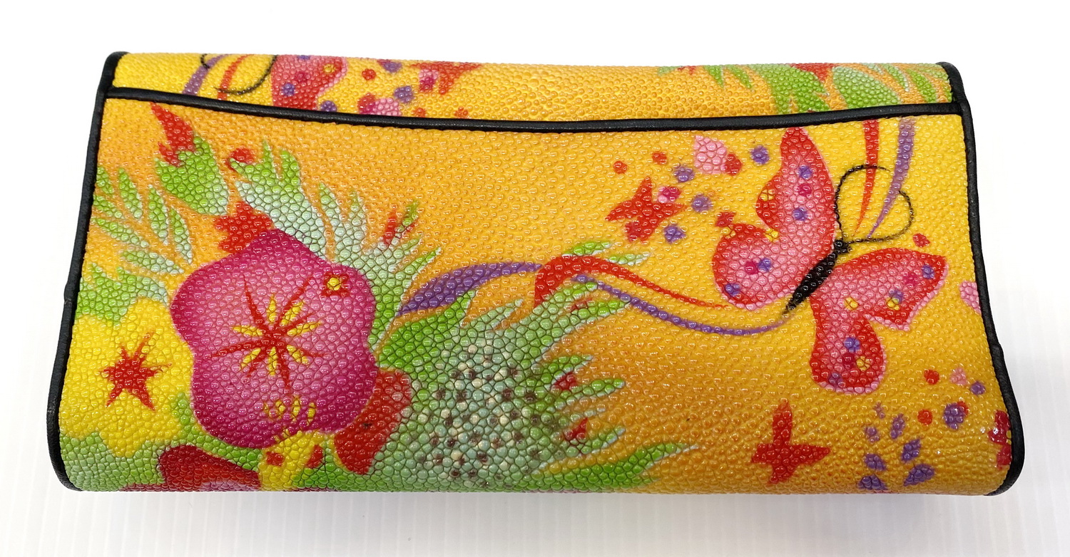 กระเป๋าสตางค์หนังปลากระเบนแท้ 3พับยาว พิมลาย ดอกไม้