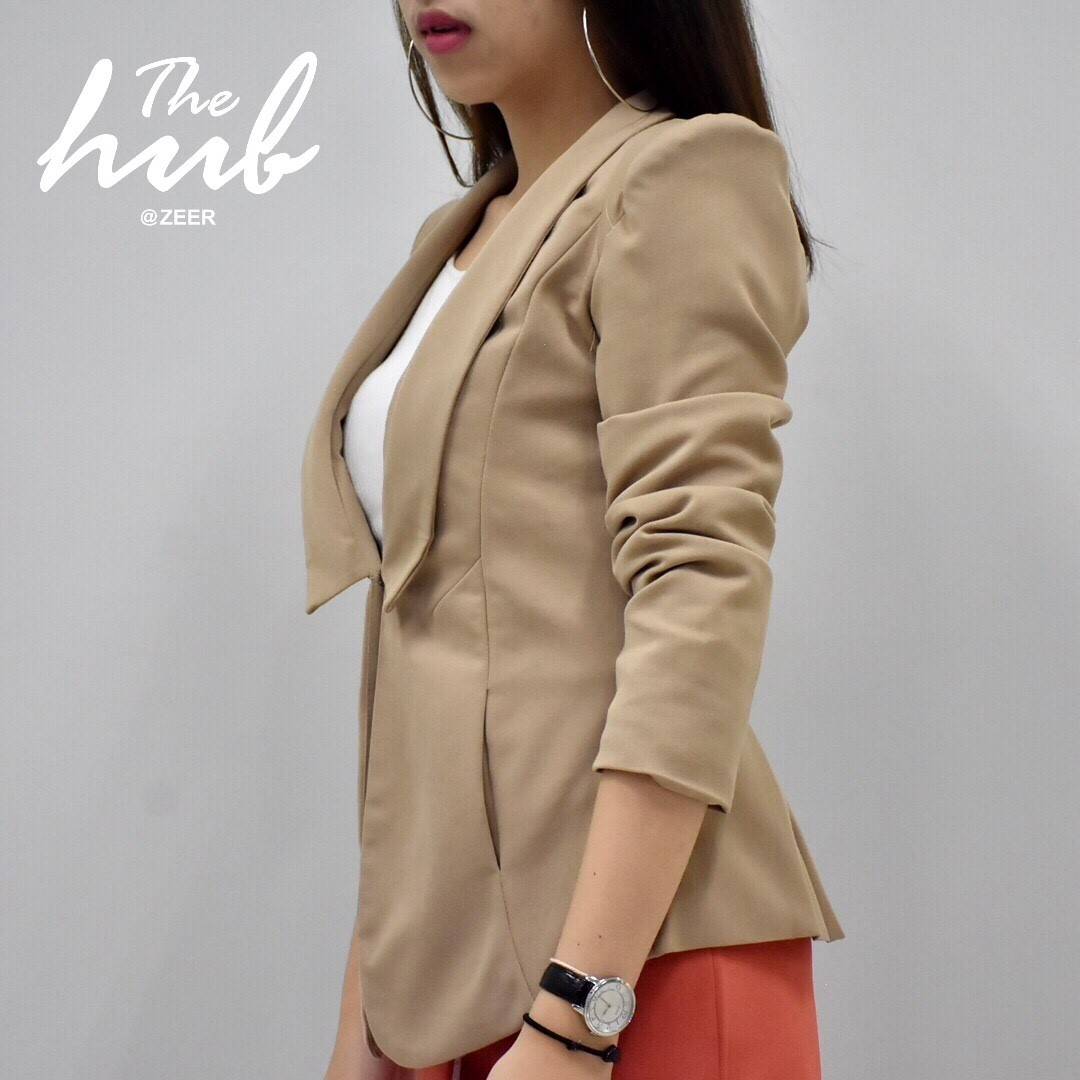 เสื้อสูทสีน้ำตาลอ่อน