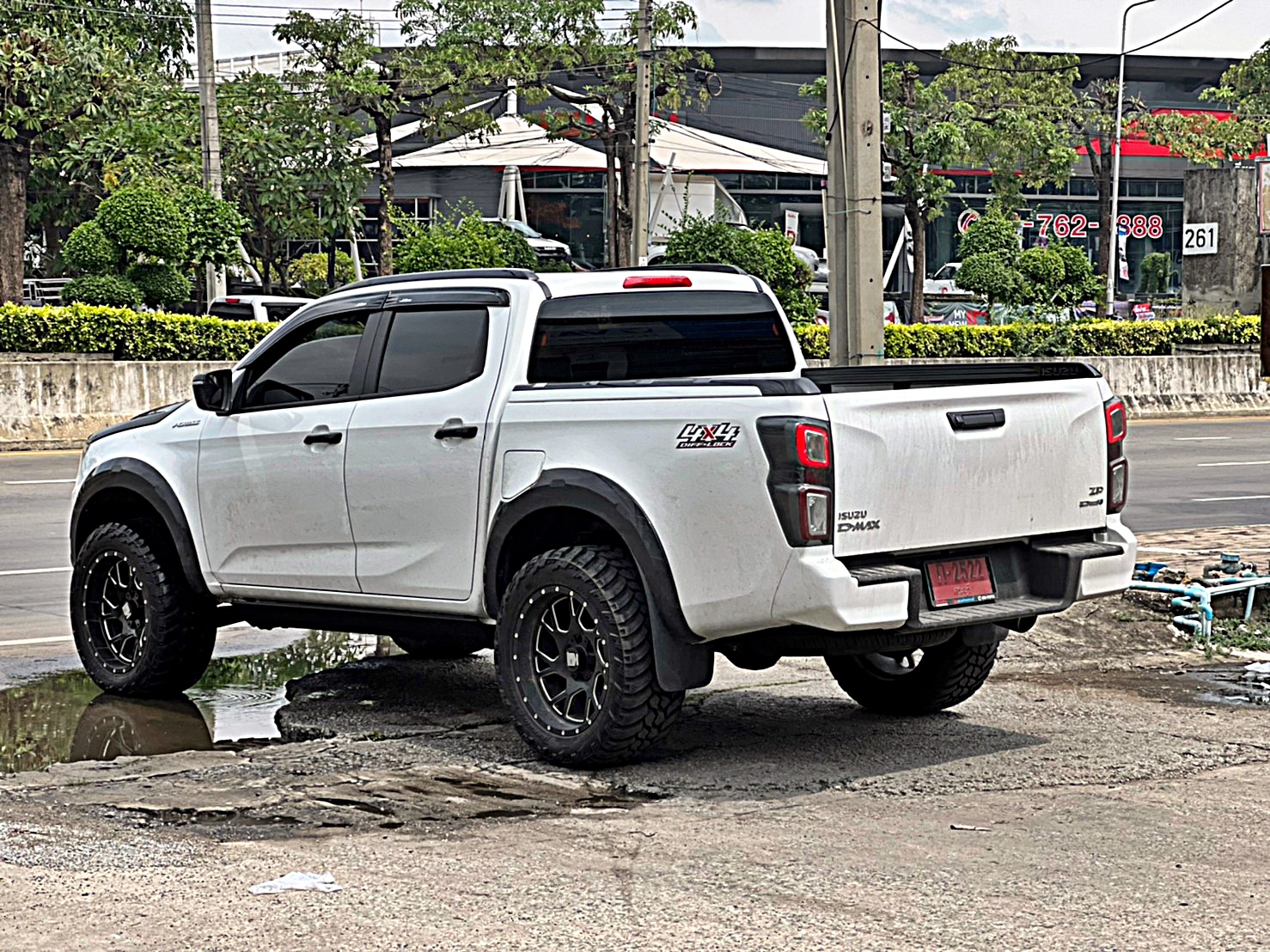 D-MAX ทรงเมกา โคตรหล่อที่ STEP9