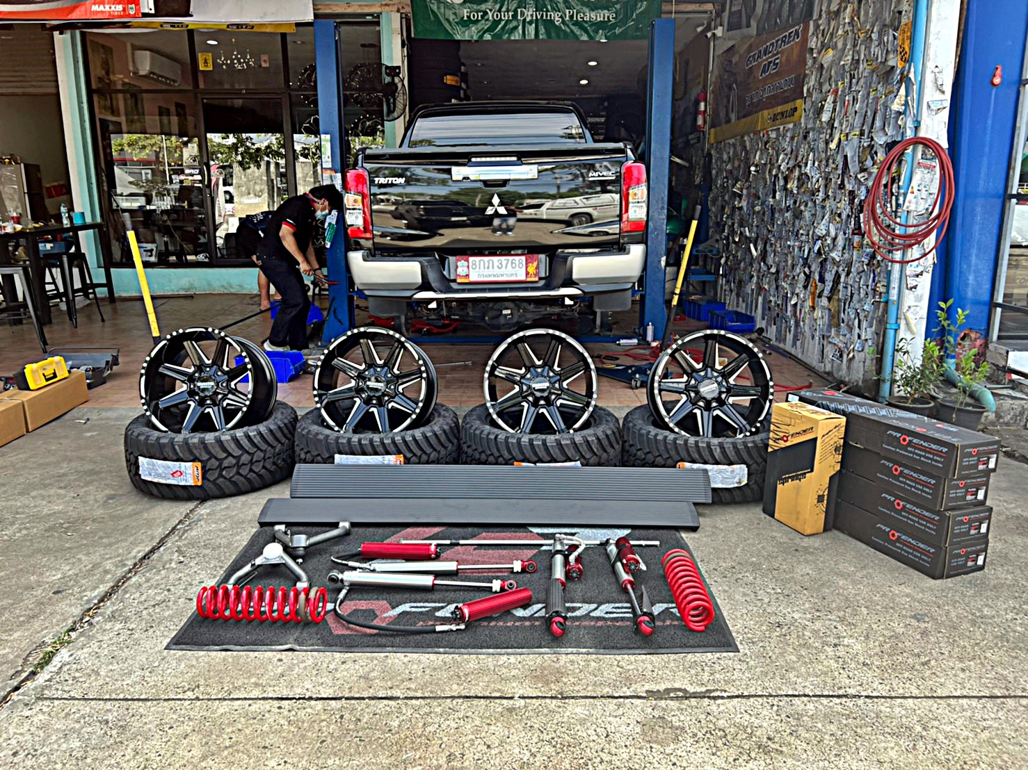 TRITON ทรงเมกา ที่ STEP9