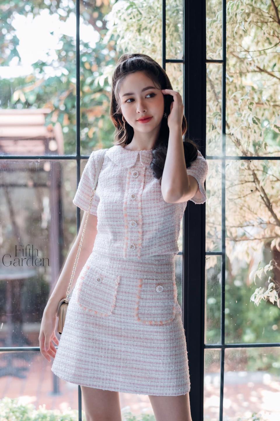 ชุด set สุดคิ้วท์มาพร้อมกับผ้าทวีทชาแนลสุดหรูลงตัวสุด ๆ บอกเลยว่าสวยมว๊ากกก สวยยันกระดุมเลยค่ะซิสสส