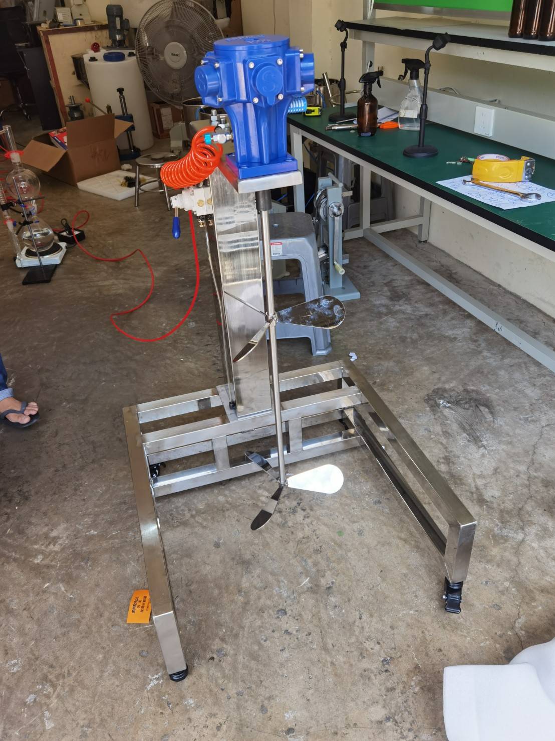 18552 เครื่องผสมกวนแบบใช้ปั้มลม SP-100G-H900 แบบรถเข็น