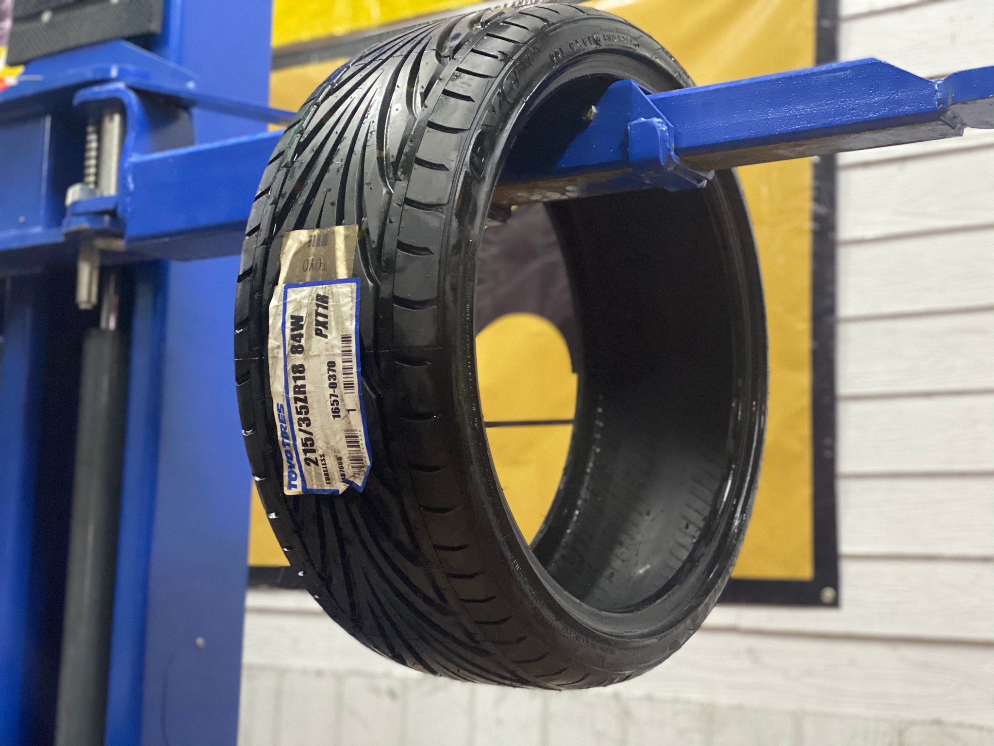 TOYO T1R 215/35-18 เส้น 2980
