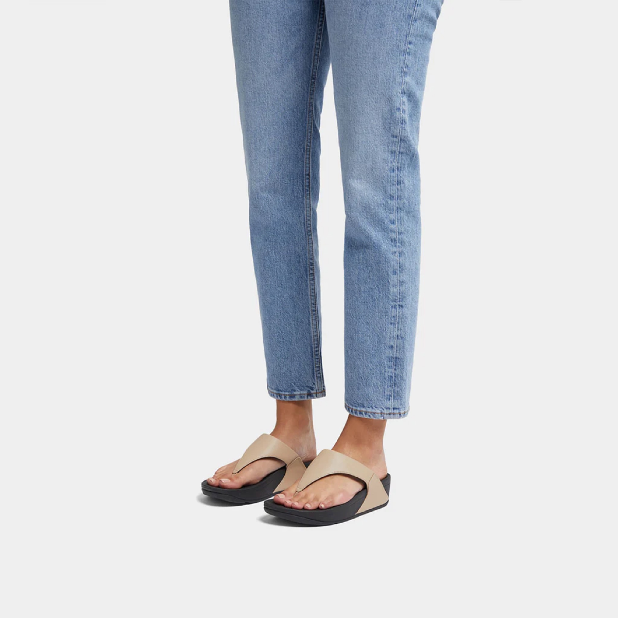 รองเท้า FitFlop Lulu Leather Toe-Post Women Sandals ‘LATTE’ (W7US)