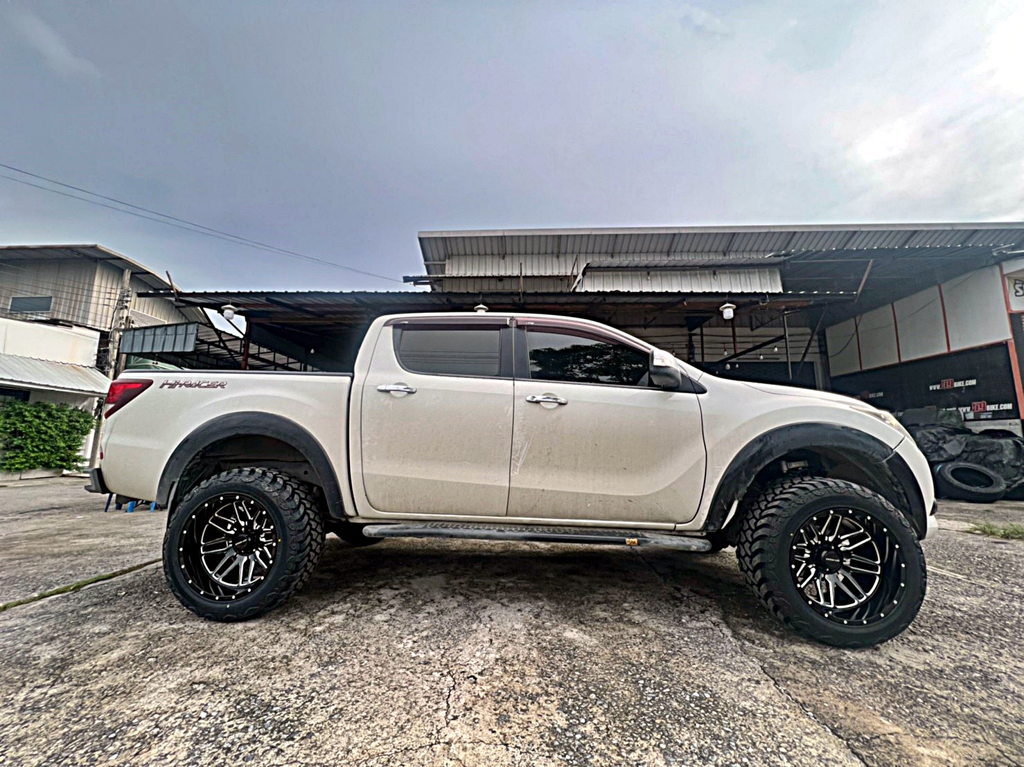 ตัวอย่างการแต่งรถแนวเมกา สำหรับ MAZDA