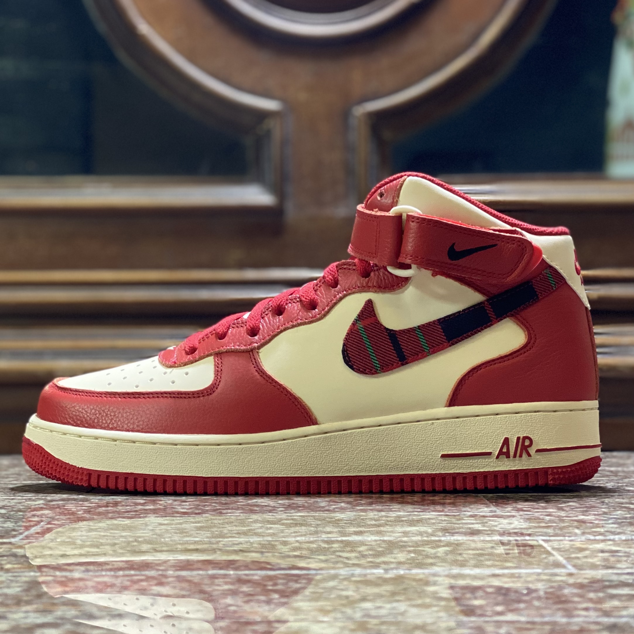 รองเท้า Nike Air Force 1 Mid ‘07 LX ‘Red Plaid’ (M10.5US)