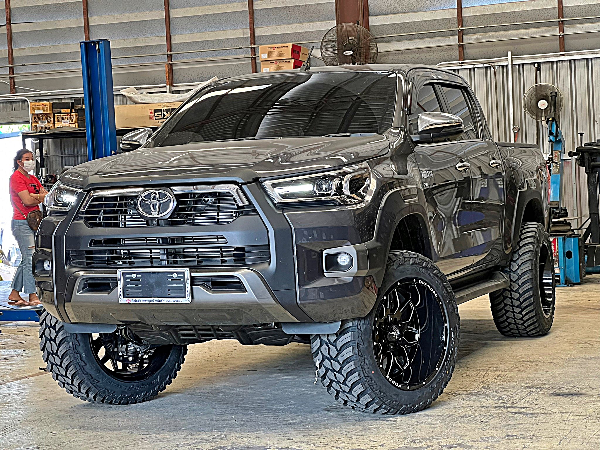 TOYOTA REVO แต่งทรงเมกาที่ STEP9