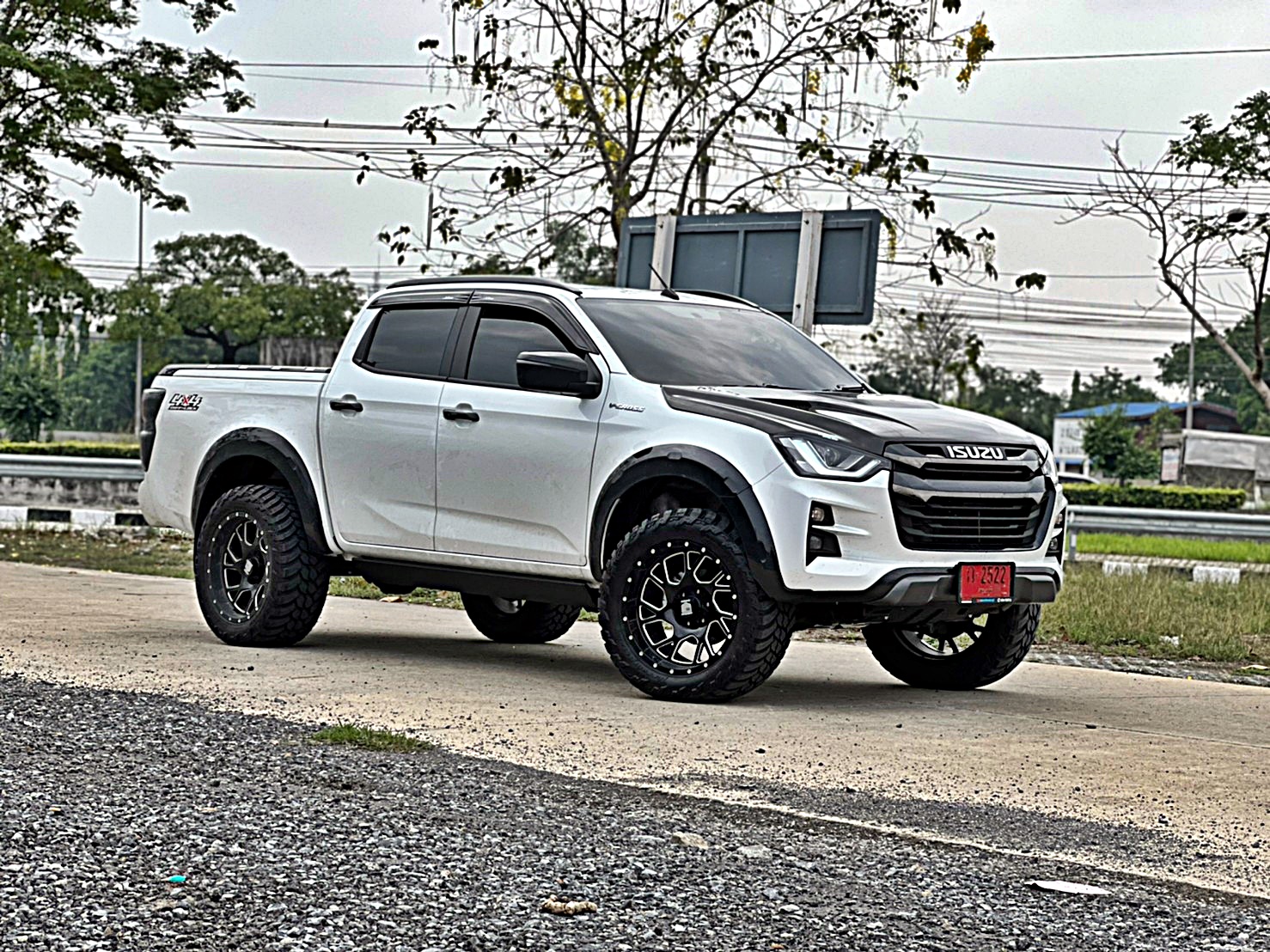 D-MAX ทรงเมกา โคตรหล่อที่ STEP9