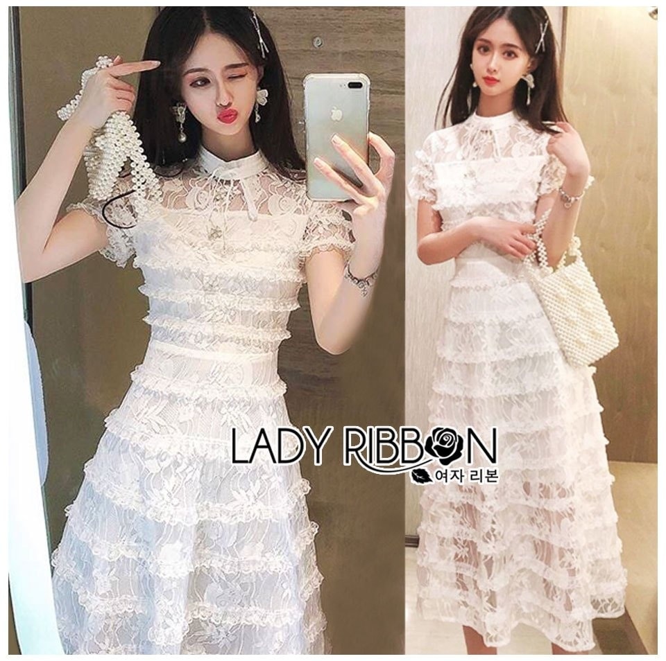 เดรสยาวผ้าลูกไม้ทอลายกุหลาบ ตกแต่งระบายวินเทจ ลุคนี้ เป็นสไตล์สาวหวานกลิ่นอายเฟมินีน เป็นผ้าลูกไม้นิ่ม ทรงแขนสั้น แต่งระบายเป็นชั้นๆทั้งตัวไม้สีขาวทอเป็นลายดอกกุหลาบสวยมากๆค่ะ