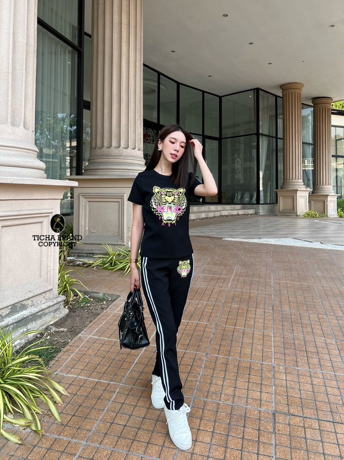 set 2ชิ้น สีดำ เสื้อแขนสั้นสกรีนลายแบรนด์ดัง(ผ้านิ่มไม่ยืด)และเย็บแต่งริ้วขาว มาคู่กับกางเกงขายาวผ้านิ่มไม่ยืด ทรงเข้ารูปสวย