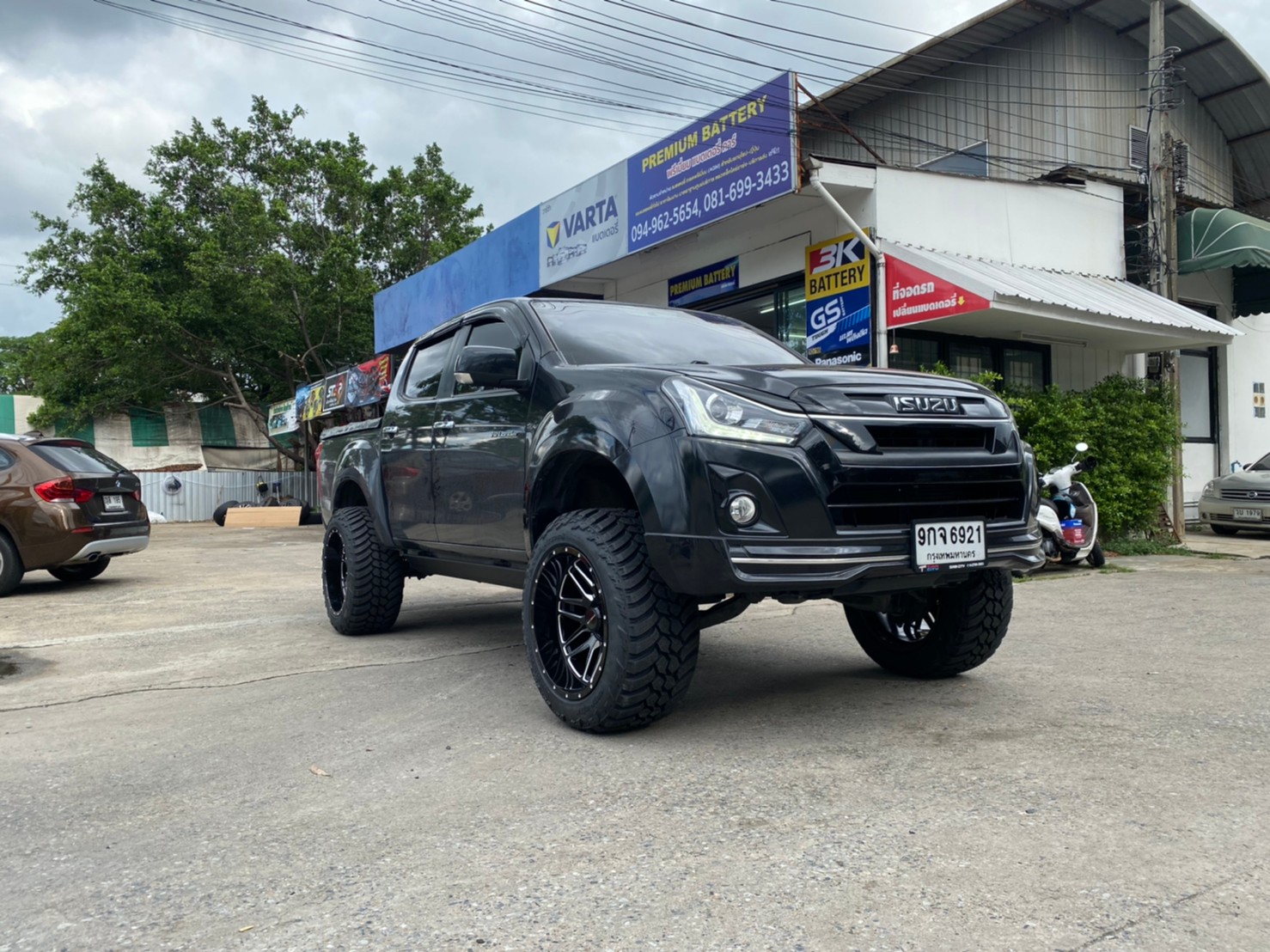 D-MAX จัดทรงเมกา ที่ STEP9 หล่อทุกลำ