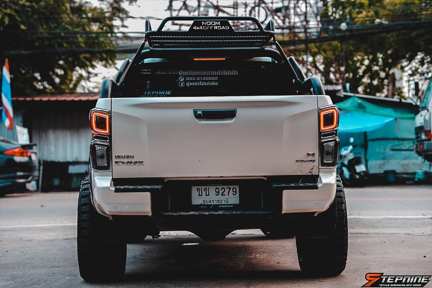 D-MAX จองคิวมาจากอุบลราชธานี แต่งทรงเมกาที่ STEP9