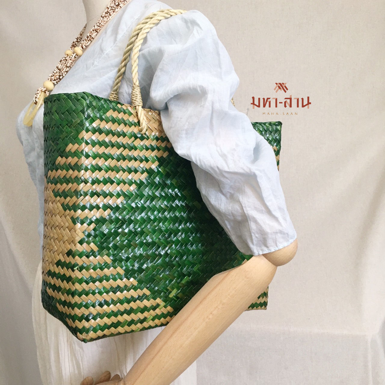 กระเป๋ากระจูด เหลี่ยมสี ขนาดกว้าง11นิ้ว สูง10นิ้ว 👜