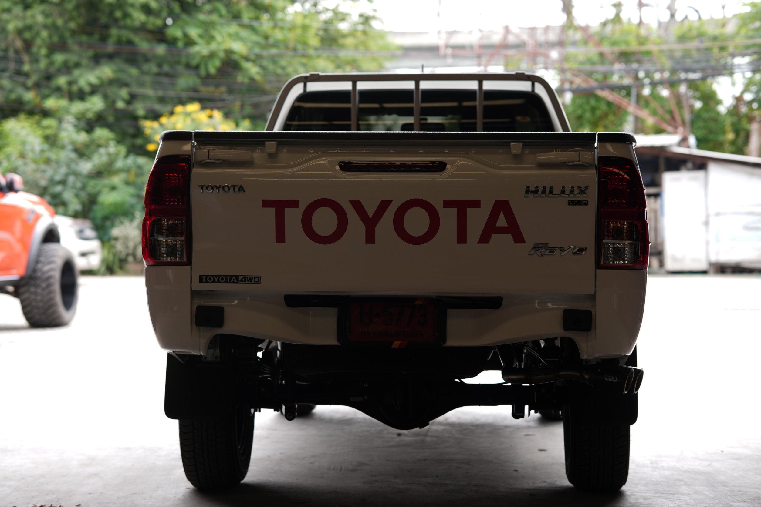 ท่อ HKS ใส่ TOYOTA REVO ปลายออกข้าง ที่ STEP9 .