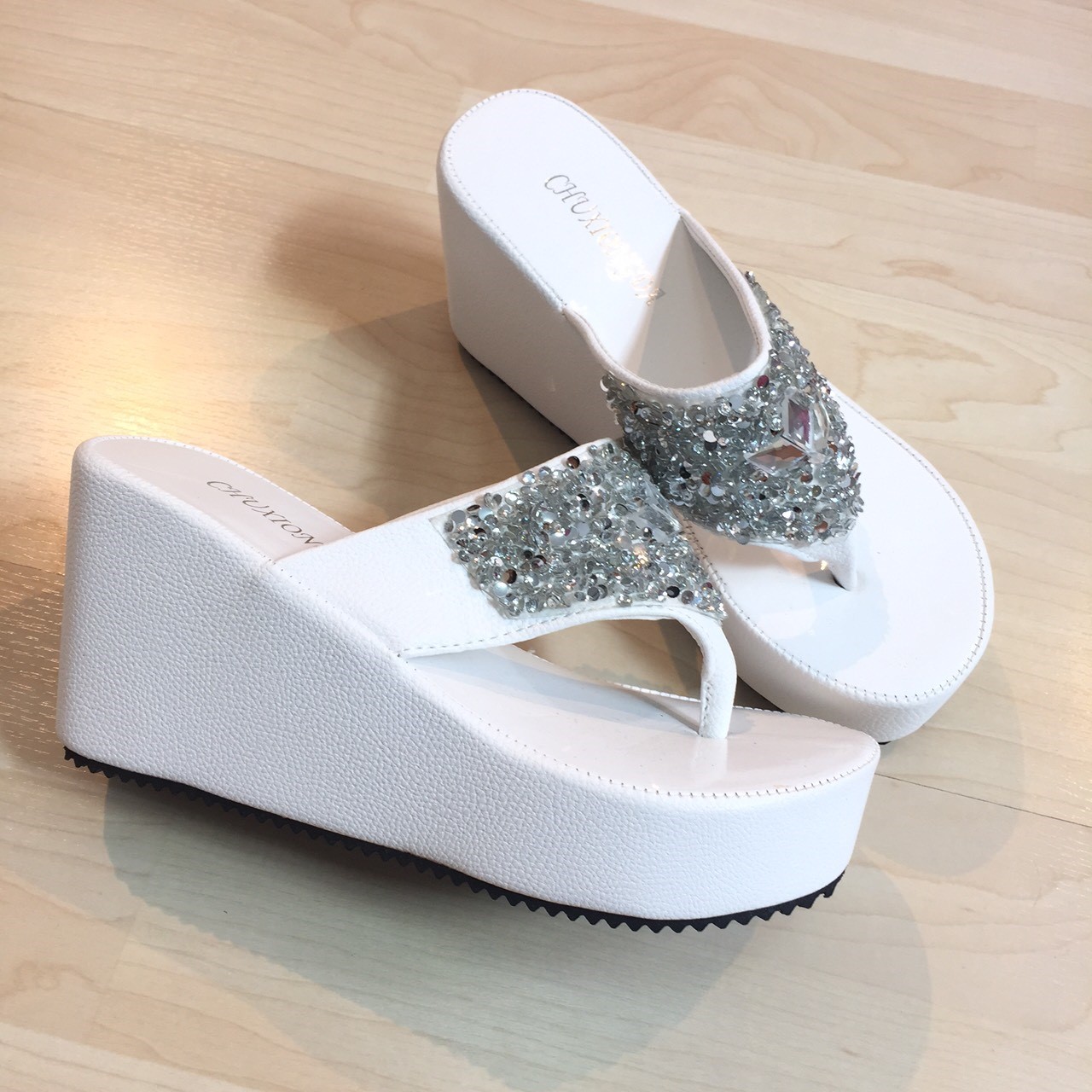 รองเท้าเตารีด หูหนีบ เพชรวิบวับ