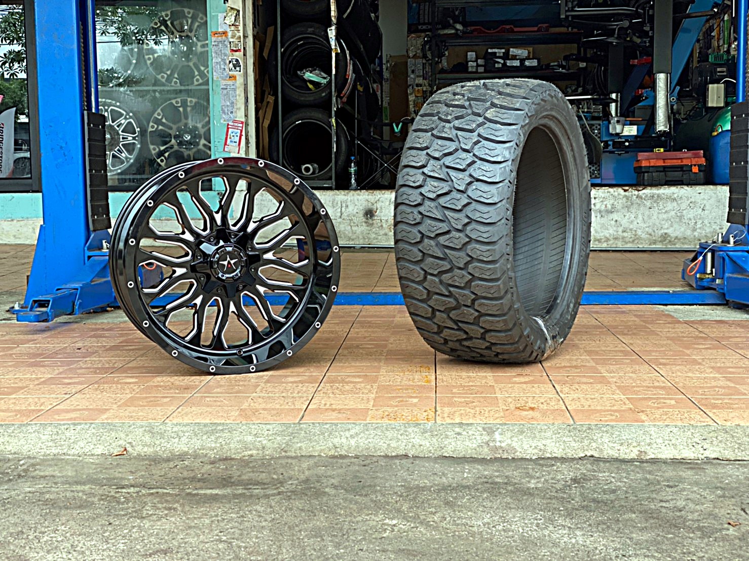 PROMOTION ขอบ22 ทรางเมกา ล้อ22+ยาง AMP ATA 33X12.5-22 เริ่มต้นชุด 85000