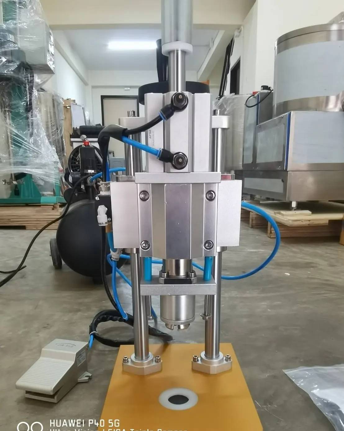 เครื่องปิดฝาขวดยาฉีด ขวดคอนแทคเลนส์ (แบบเหยียบ+ต้องใช้คู่กับเครื่องปั้มลม)