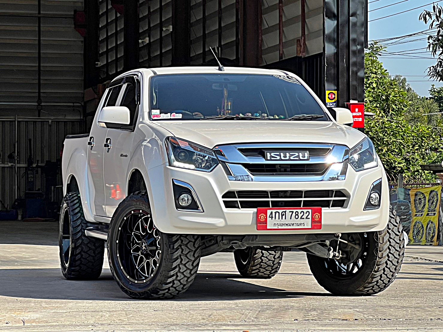 D-MAX แต่งทรงเมกาที่ STEP9