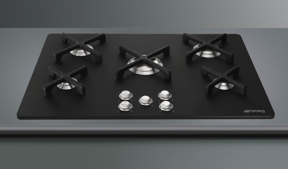 Smeg นับว่าเป็นอีกหนึ่งแบรนด์เครื่องใช้ไฟฟ้าชั้นนำจากอิตาลี ที่ผู้คนทั่วโลกให้ความสนใจเป็นอย่างมาก ด้วยวัสดุที่ดูแข็งแรงทนทานและรูปทรงที่ดูสวยงามโดดเด่น จึงเป็นที่ถูกตาถูกใจใครหลายๆคน และด้วยการคิดค้นพัฒนาอย่างไม่หยุดหย่อน