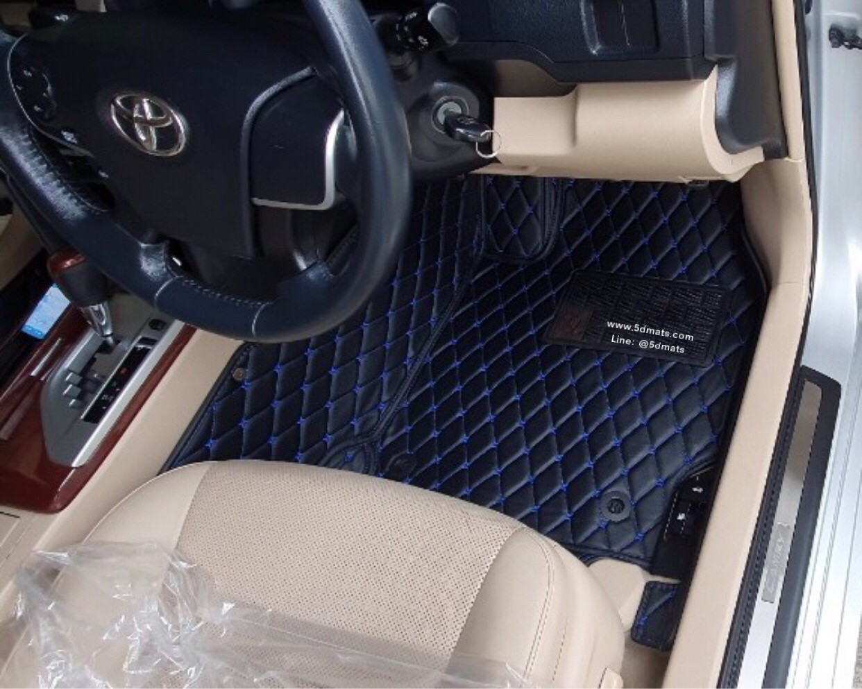 พรมปูพื้นรถยนต์TOYOTA CAMRY ปี2012-18 พรม6D QJ VIP สีดำด้ายน้ำเงิน หนาพิเศษ 3ชิ้น