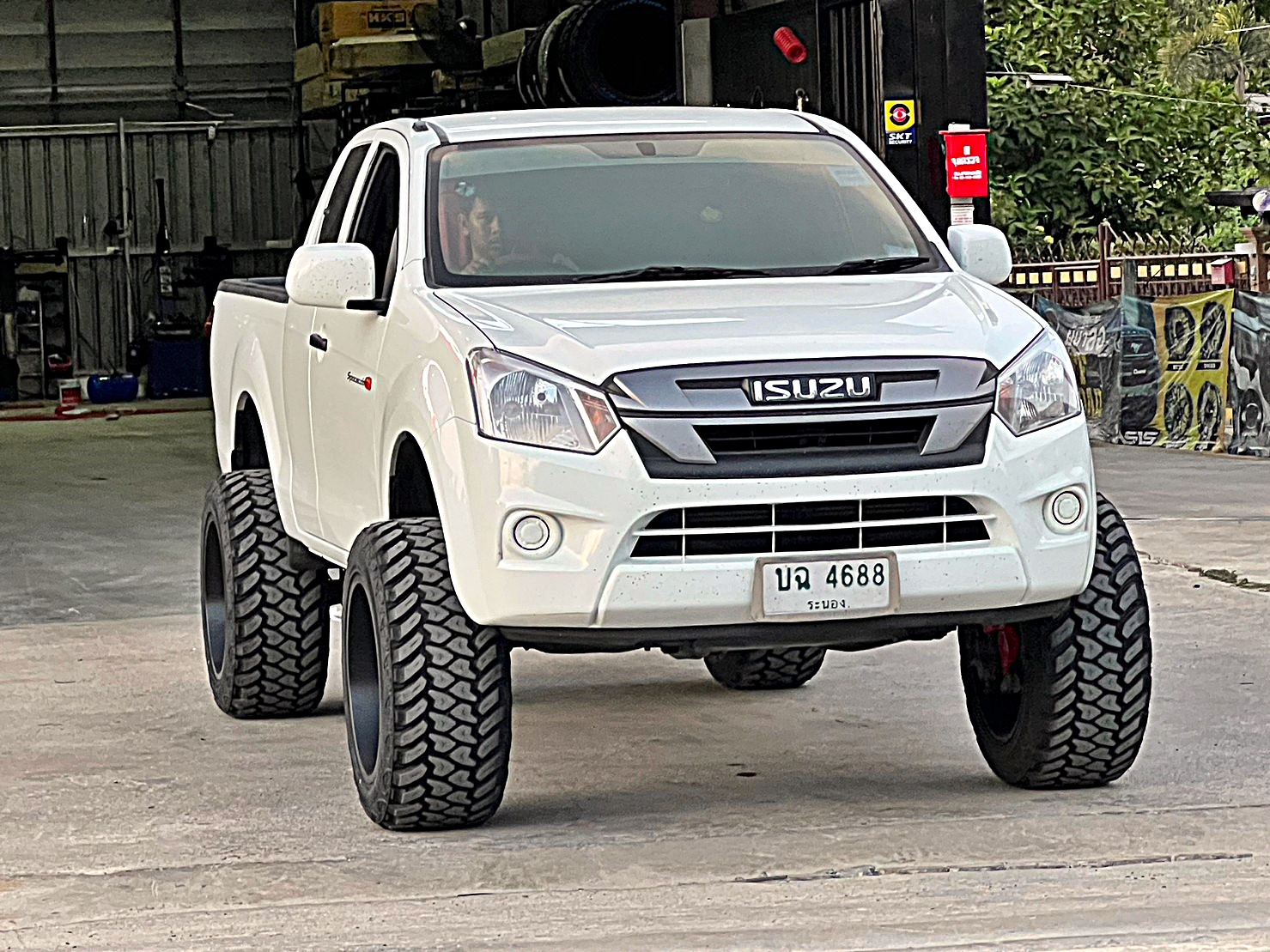 D-MAX ตัวเตี้ย ทำให้เป็นตัวสูง ทรงเมกา