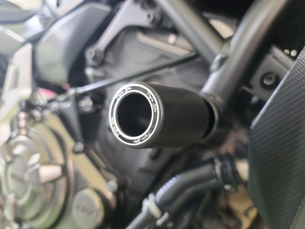 กันล้มข้างR7,MT07 XSR700 Tigris กันล้มผลิตจากอลูมิเนียมนำเข้า เกรด6061T651 และPOM ติดตั้งง่าย(65) สีดำ