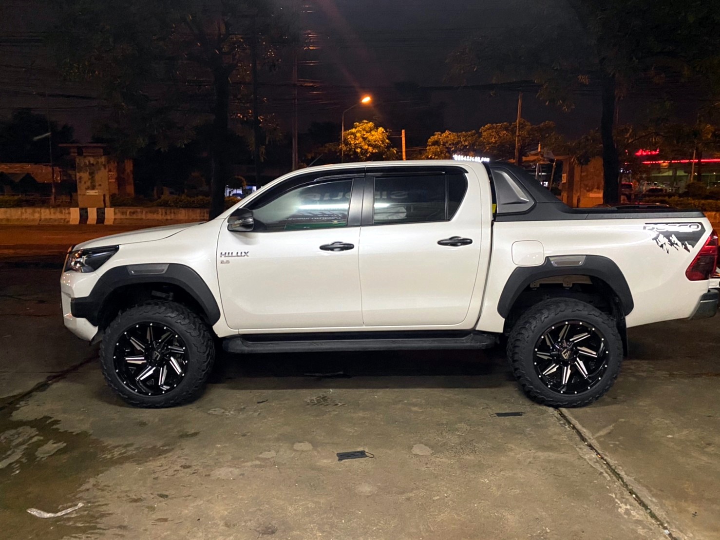 TOYOTA REVO ทรงเมกา