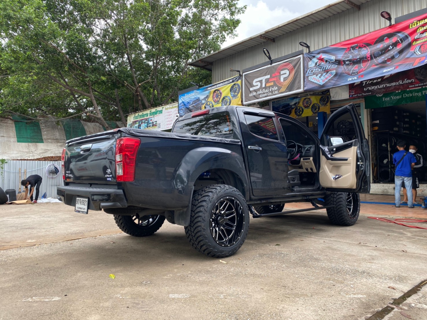 D-MAX จัดทรงเมกา ที่ STEP9 หล่อทุกลำ