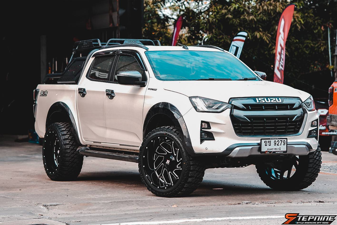 D-MAX จองคิวมาจากอุบลราชธานี แต่งทรงเมกาที่ STEP9