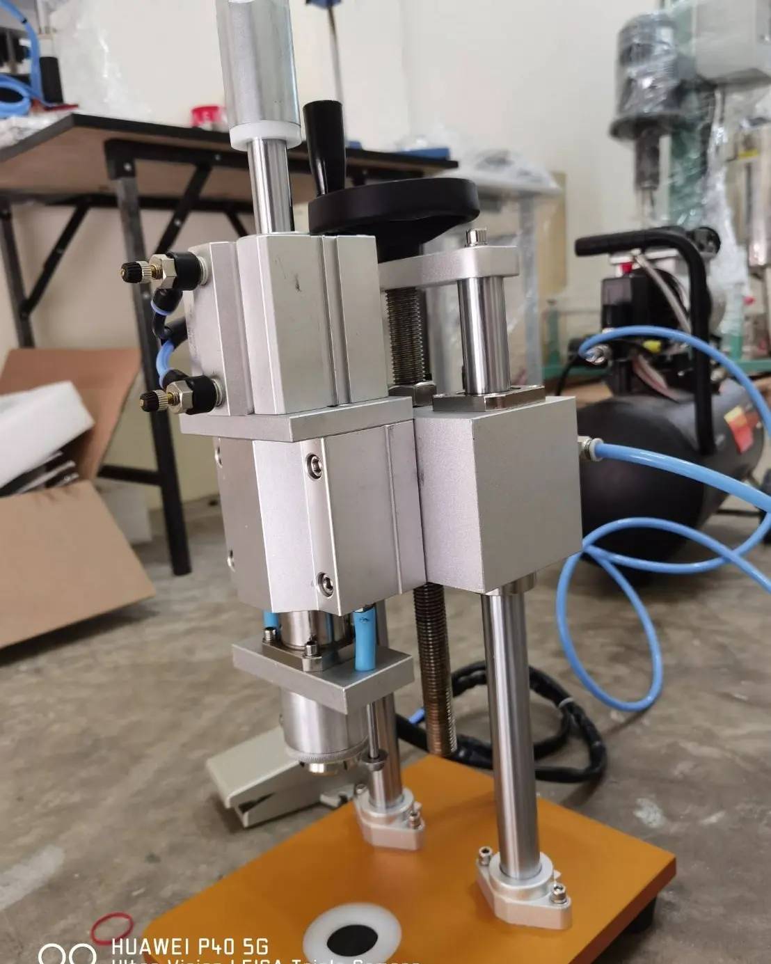 เครื่องปิดฝาขวดยาฉีด ขวดคอนแทคเลนส์ (แบบเหยียบ+ต้องใช้คู่กับเครื่องปั้มลม)