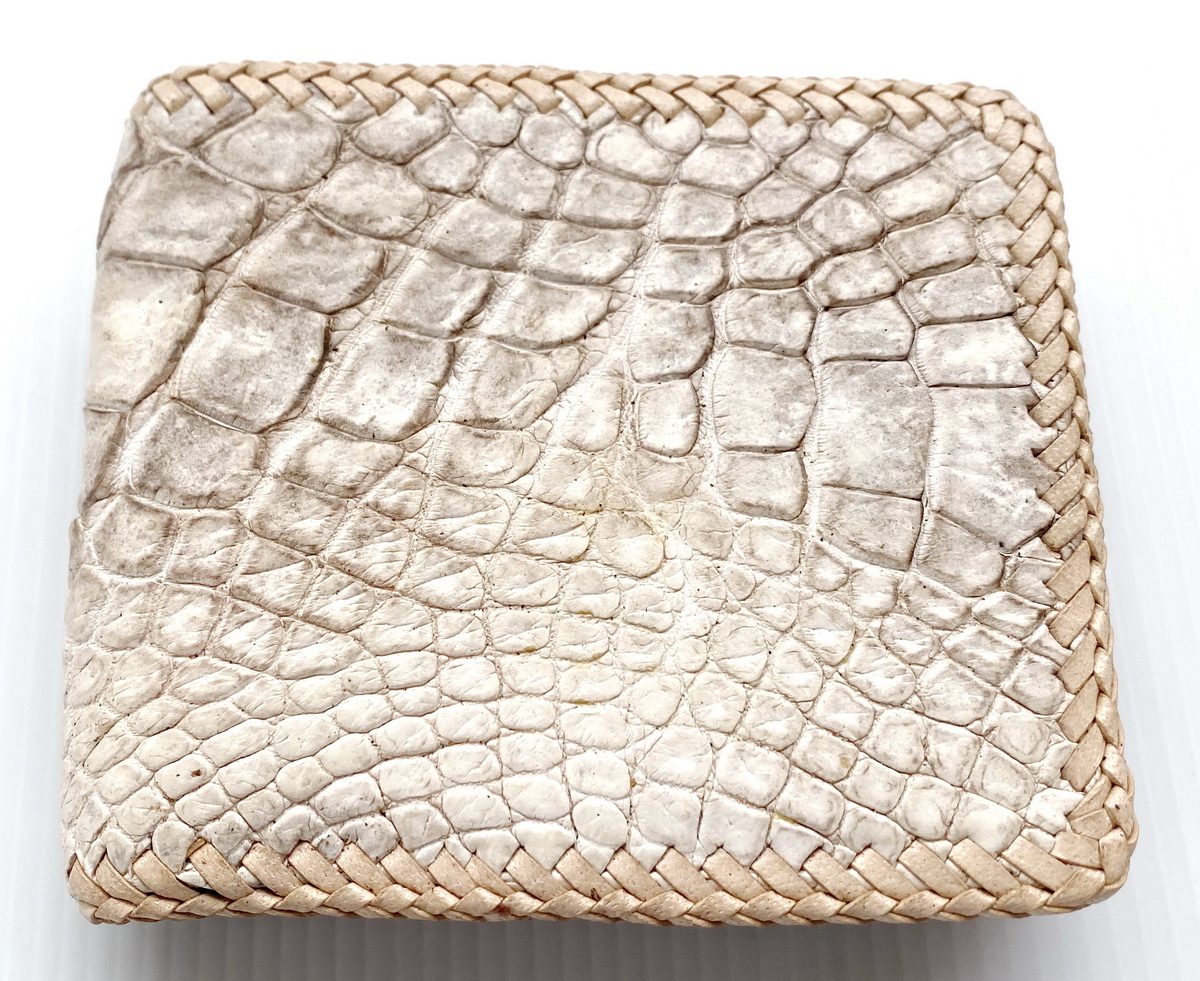 กระเป๋าสตางค์หนังจระเข้แท้ ส่วนท้อง สีขาว ถักขอบ