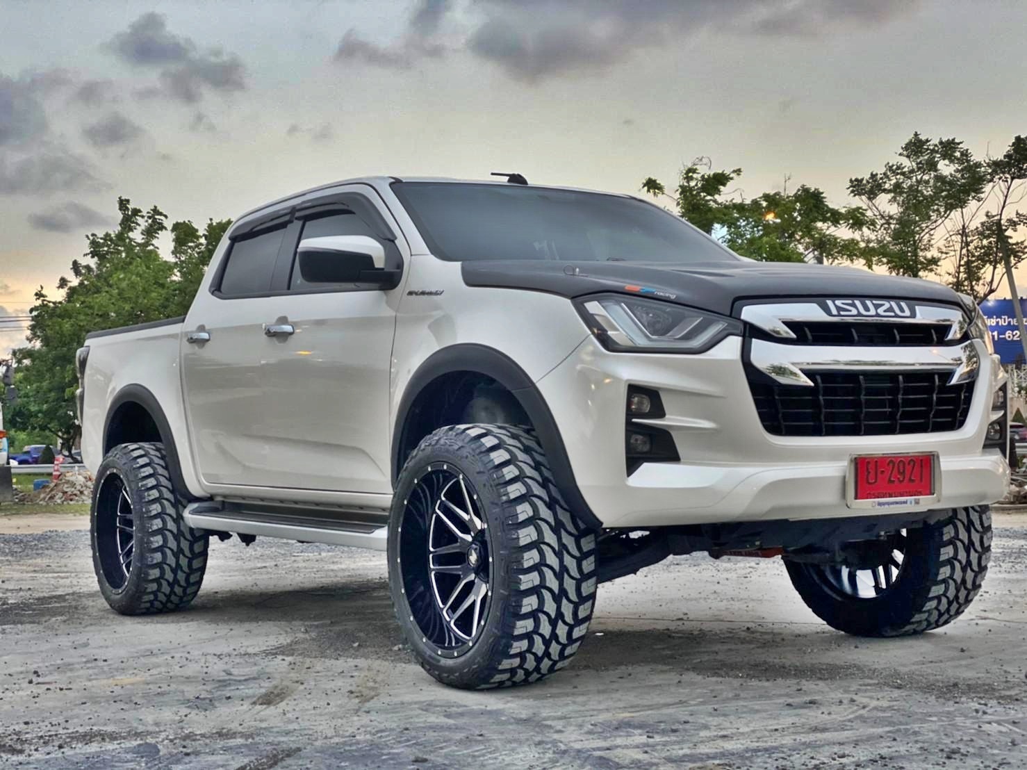 D-MAX ทรงเมกา ต้องมาที่ STEP9
