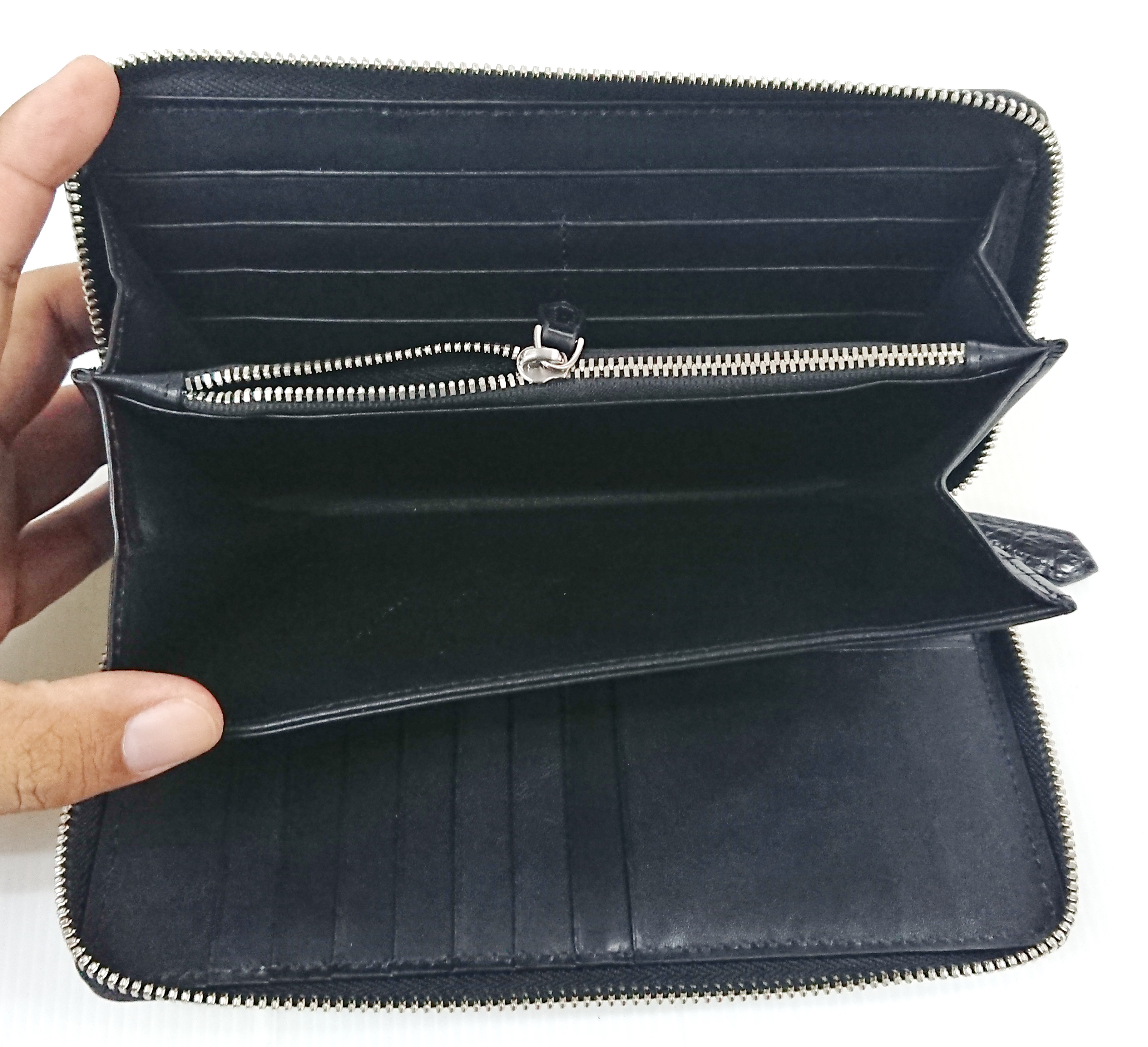 กระเป๋าสตางค์หนังจระเข้แท้ ส่วนหาง สีดำ ซิปเดี่ยว