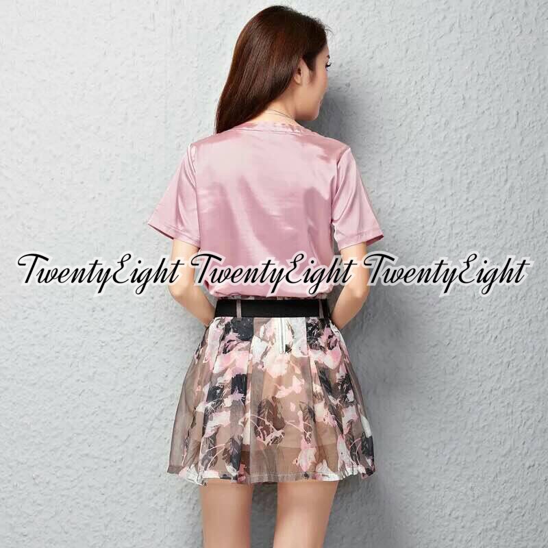 เสื้อแขนสั้นสีพื้น มาพร้อมกระโปรงกางเกงผ้าพิมพ์ลายดอกไม้มาพร้อมเข็มขัด