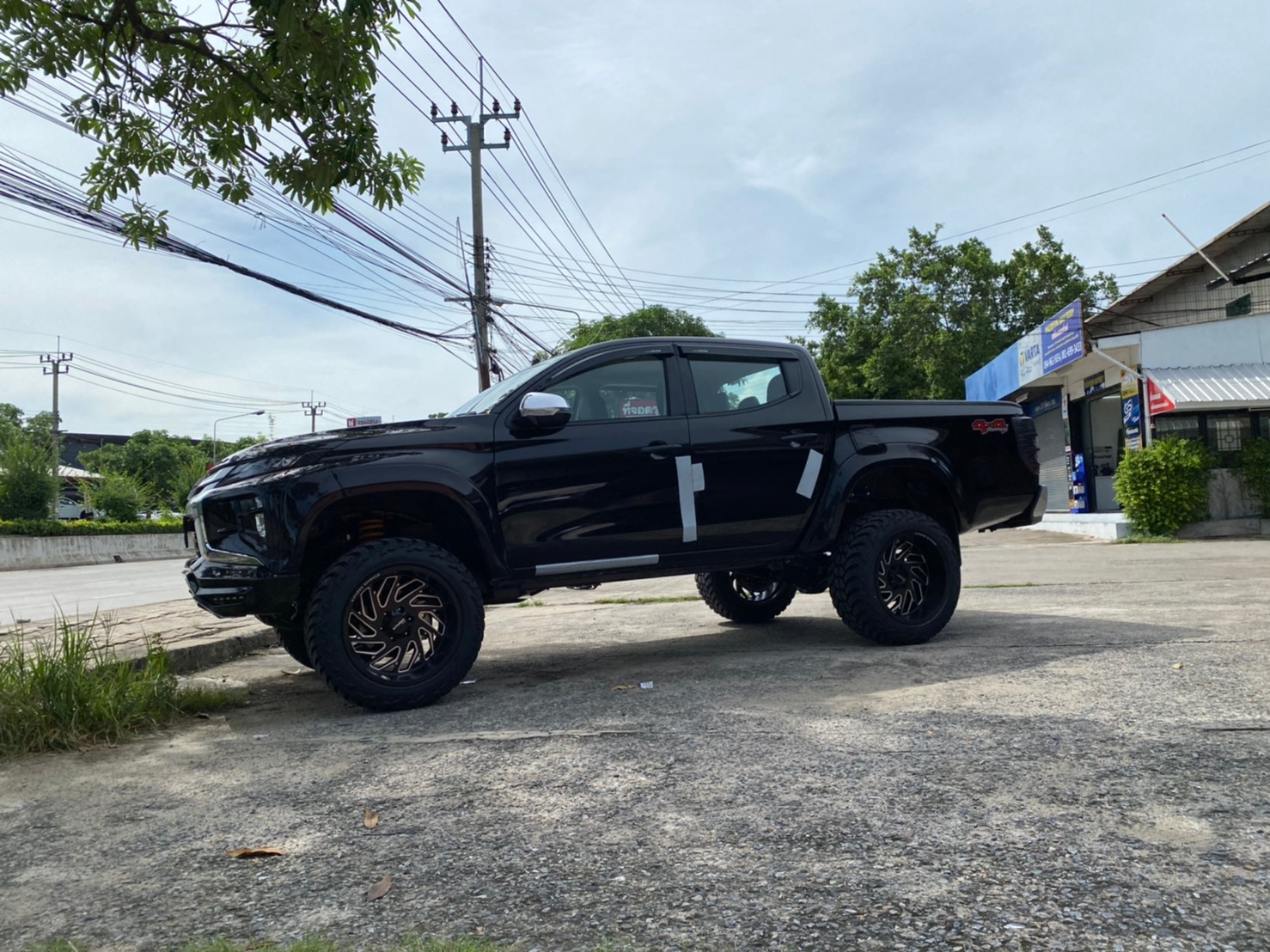 TRITON ป้ายแดงจัดทรงเมกาที่ STEP9